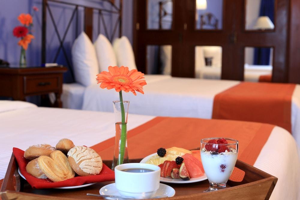 Hotel Emily Pachuca エクステリア 写真